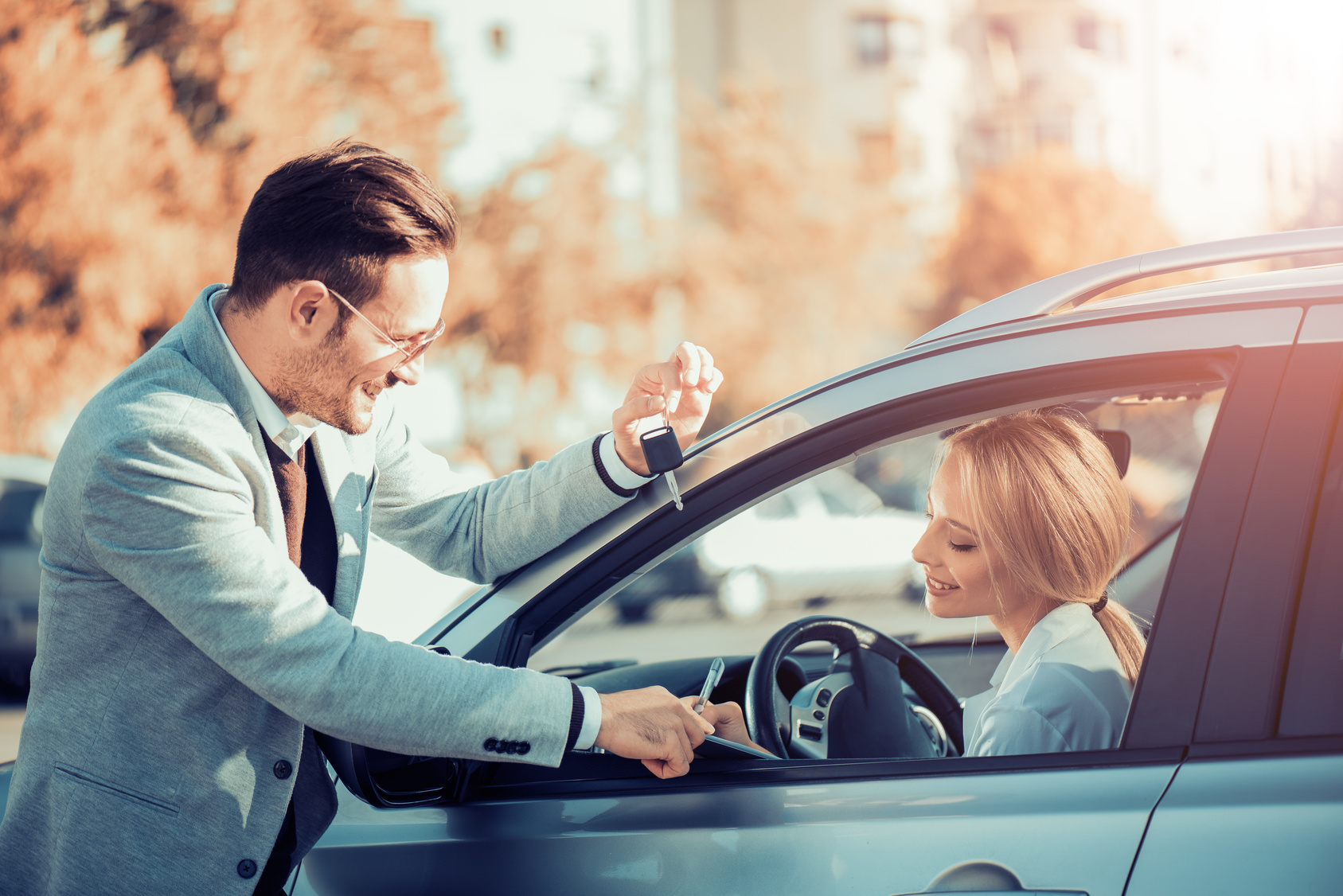 We buy a new car on tuesday. Арендовать авто. Человек на фоне автомобиля. Аренда авто картинки. Прокат автомобилей картинки.