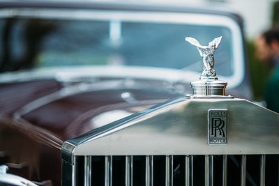 rolls royce emblem on car