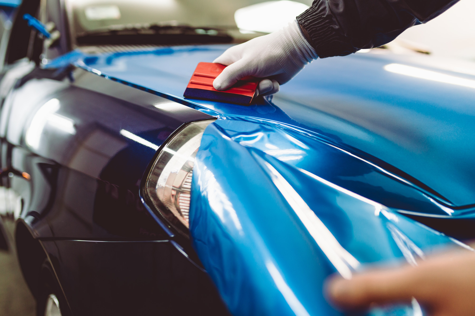 person applying car wrap